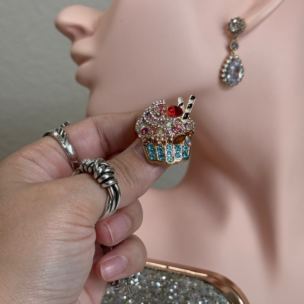 ⚜️❤️‍🔥 Cakéz Colorful Cupcake Brooch with Crystals 🧁💎 - Picture 6 of 9
